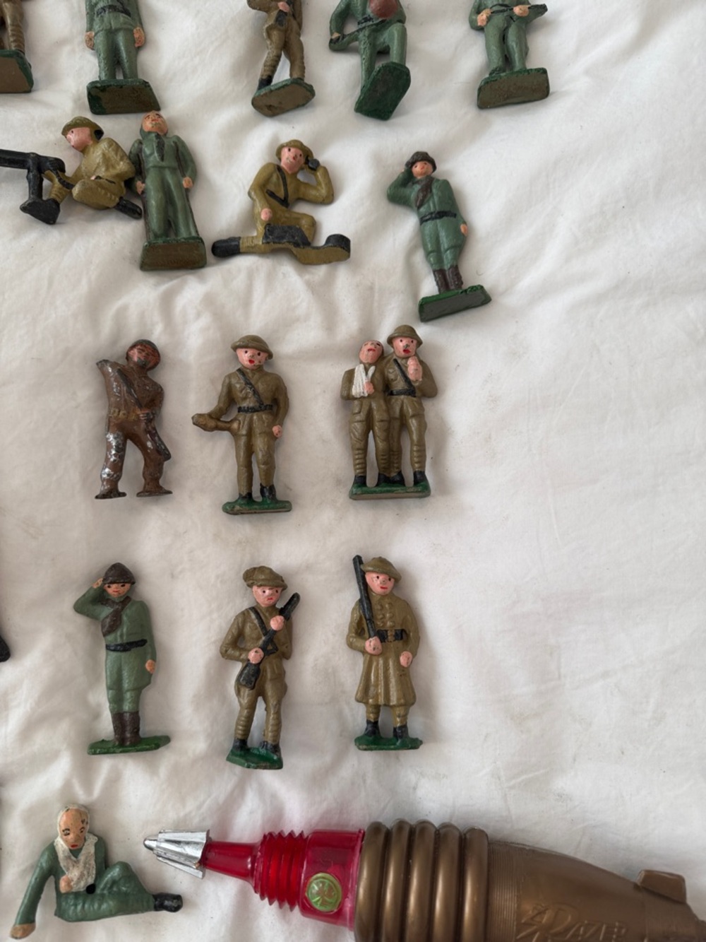 Vintage Metal Toy Soldier Lot with Ray Gun - Green and Brown - Picture 4 of 8